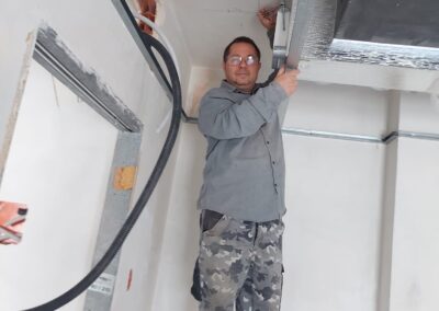 Michele, fondatore di Abilart con oltre 40 anni di esperienza, offre ristrutturazioni, impianti idraulici, climatizzazione, riscaldamento, fotovoltaico e domotica a Milano, Monza e Bergamo