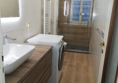 Ristrutturazione bagno moderno con sanitari nuovi, vasca e doccia a Milano, Monza e Bergamo