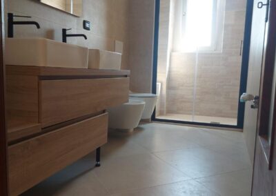 Bagno moderno e luminoso con vasca e doccia a Milano, Monza e Bergamo – ristrutturazione completa