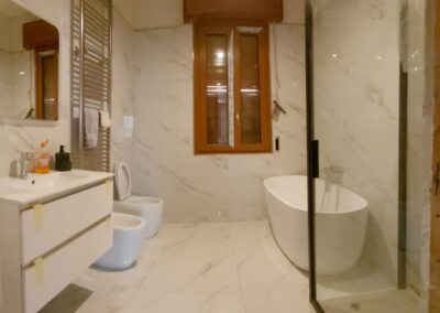 Bagno moderno, luminoso e completo con vasca e doccia a Milano, Monza e Bergamo, ristrutturazione professionale