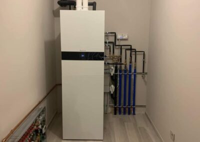 Tecnico che installa una caldaia a condensazione Vaillant, Baxi o Ariston, impianto moderno di riscaldamento domestico