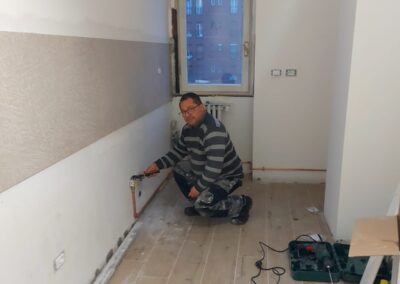 Michele tecnico specializzato mentre realizza un impianto idraulico e gas a norma