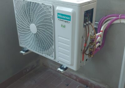 Installazione motore esterno climatizzatore Hisense a Milano Monza Brianza e Bergamo su staffe antivibranti